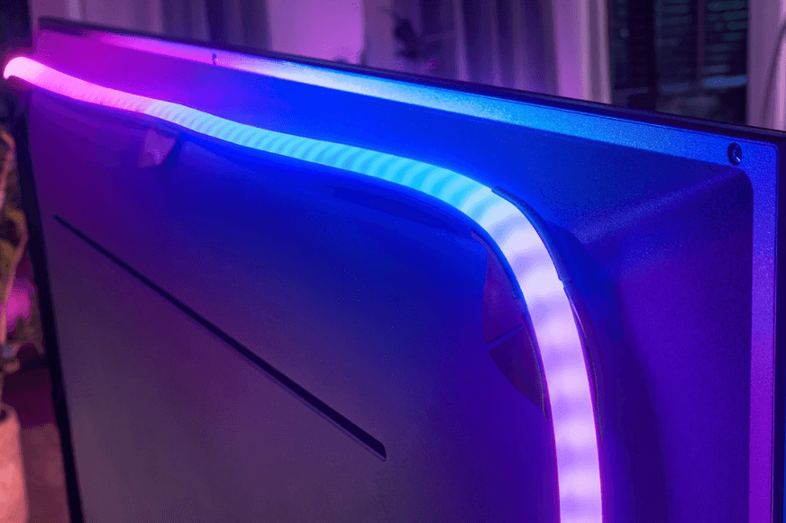 Ein Fernseher mit nachgerüsteter Ambilight Beleuchtung ist zu sehen.